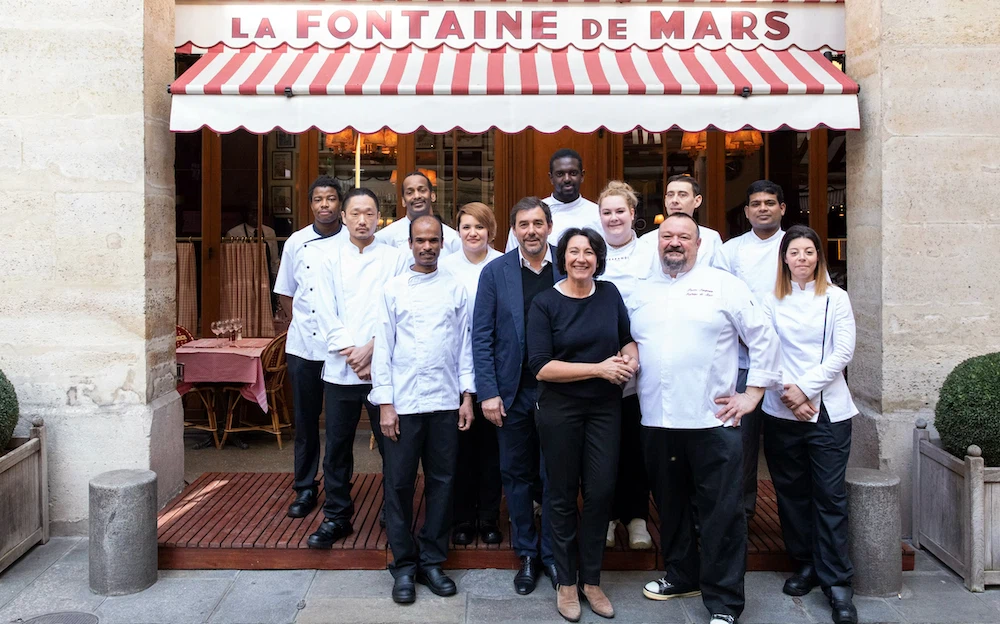 L'équipe devant le restaurant