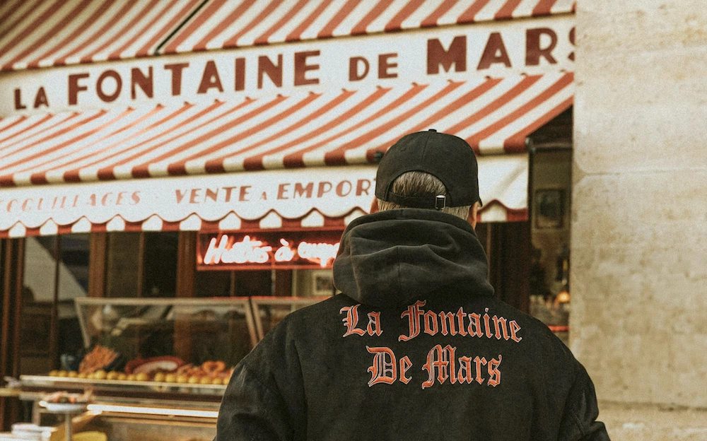 Hoodie brodé devant la devanture