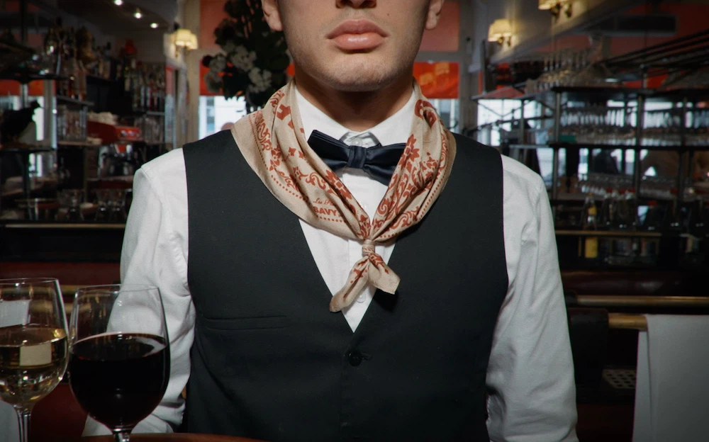 Foulard porté par un serveur